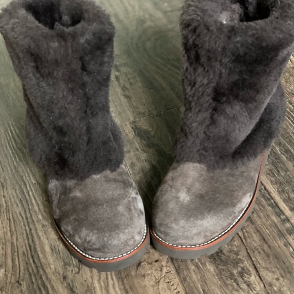 UGG Chocolate Suede Shearling Women Boots Size US 6 - Picture 3 of 9